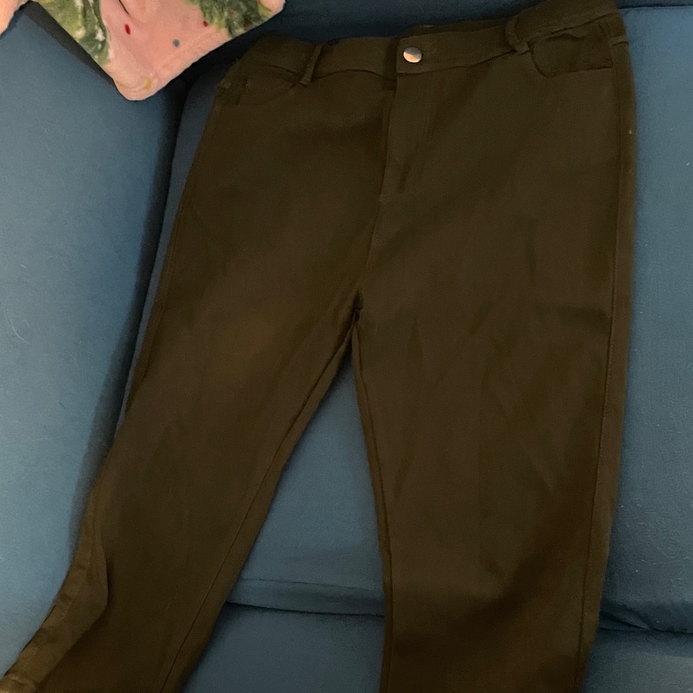 Woman’s Dark Green Capris
